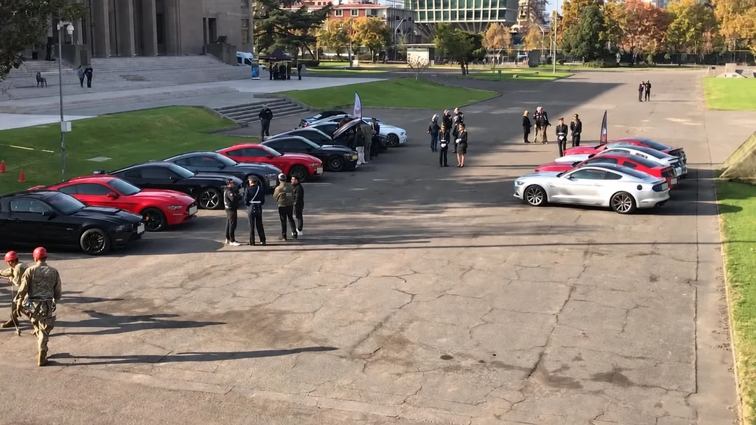 Mustangs del club y visitantes frente a la Escuela Militar durante el Día del Patrimonio
