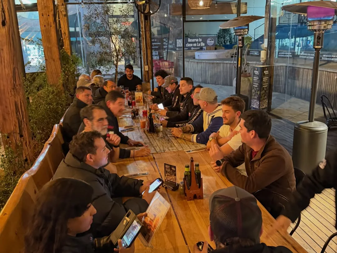 La comunidad de Mustang Club Chile compartiendo una cena después de la junta