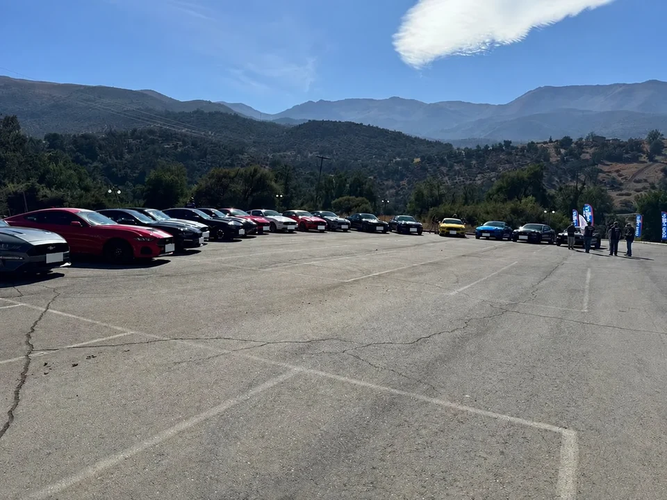 Mustangs del club reunidos en Hacienda Santa Martina, con la cordillera al fondo